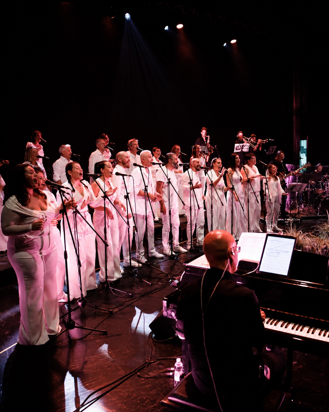 Il coro e i musicisti di LV Gospel Project condividono il palco